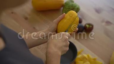 慢镜头一位年轻女子将芒果切成小块，许多热带水果摆在桌子上